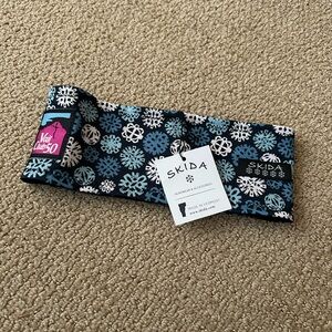 NWT Skida headband. Beautiful pattern with snowflakes. Featuring Vail Cub 50 ❄️